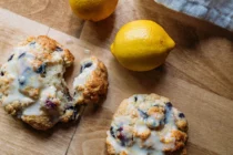 Μπισκότα λεμονιού με βατόμουρα