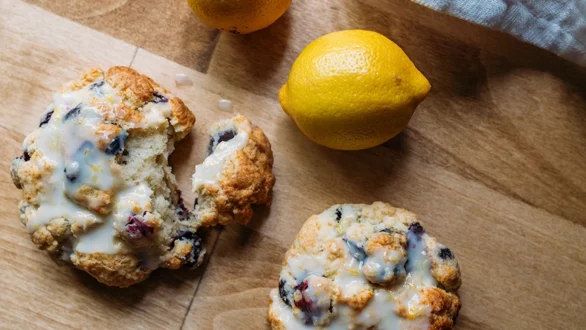 Μπισκότα λεμονιού με βατόμουρα