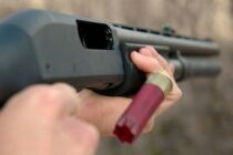 Πυροβόλισε στον άερα για δύο αγνώστους στην αυλή του και συνελήφθη