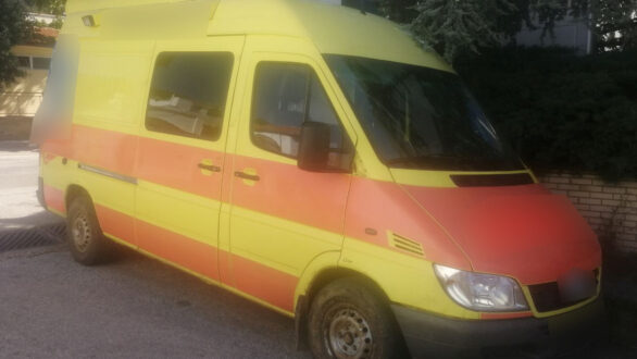 Διακινητές μετέφεραν δέκα άτομα με… ασθενοφόρο