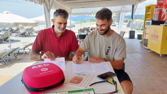 Πέντε σύγχρονοι αυτόματοι εξωτερικοί απινιδωτές παραδόθηκαν σε beach bars στην Αλεξανδρούπολη