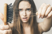 Για ποιο λόγο πέφτουν περισσότερα μαλλιά το καλοκαίρι