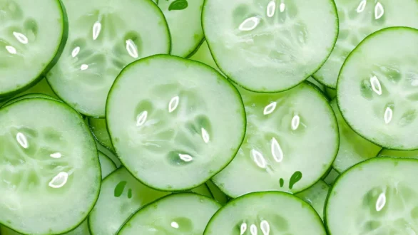 Πολλαπλά τα οφέλη για την υγεία που προσφέρει το δροσερό αγγούρι