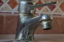 Πώς βγαίνουν εύκολα τα άλατα στον νεροχύτη και την βρύση