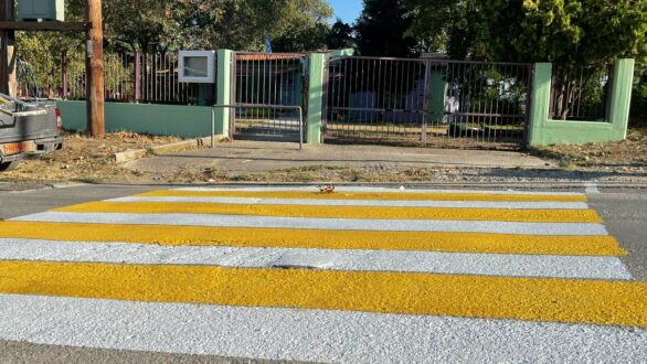 Ξεκίνησαν οι εργασίες συντήρησης των διαγραμμίσεων έξω από σχολικές μονάδες του Δήμου Αλεξανδρούπολης