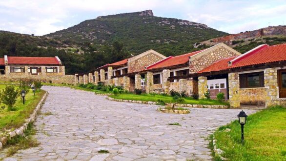 Δημοπρατούνται οι “Πέτρινες Κατασκηνώσεις” Μαρώνειας