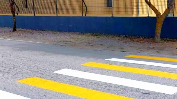 Διαγραμμίσεις διαβάσεων μπροστά από τα σχολικά κτίρια των Φερών