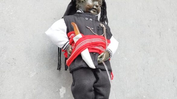 Με την παραδοσιακή θρακιώτικη φορεσιά ντύθηκε το άγαλμα – σύμβολο των Βρυξελλών το Manneken Pis