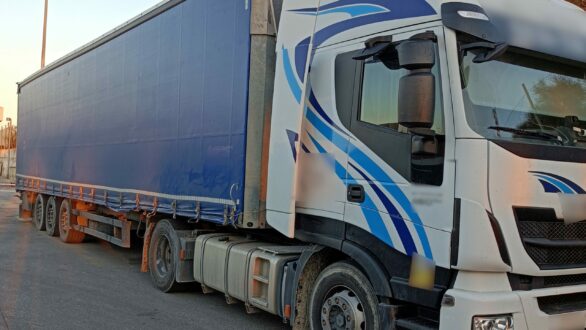 Διακινητής επιχείρησε να εισέλθει από τους Κήπους με τρία άτομα κρυμμένα σε φορτηγό