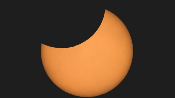 Έκλειψη ηλίου σήμερα, ορατή και στην Ελλάδα – Το φαινόμενο θα παρακολουθήσουν μαθητές στα Δίκαια