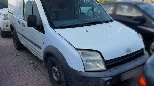 Συνελήφθη διακινητής που μετέφερε πέντε άτομα με φορτηγάκι