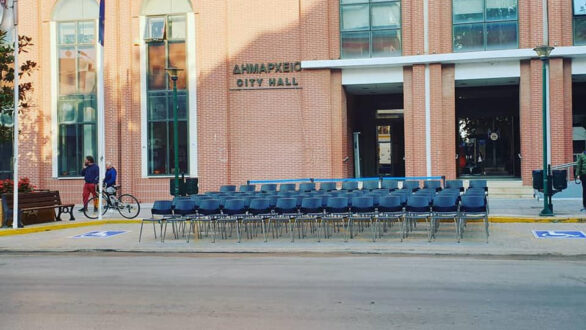 Καρέκλες για ΑμΕΑ, εγκύους και άτομα με κινητικά προβλήματα θα τοποθετηθούν μπροστά στο δημαρχείο κατά την αυριανή παρέλαση