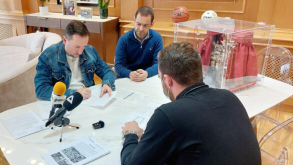 Υπογράφηκε η σύμβαση για την ανάπλαση του χώρου πρασίνου πλησίον Ηρώου Μάκρης