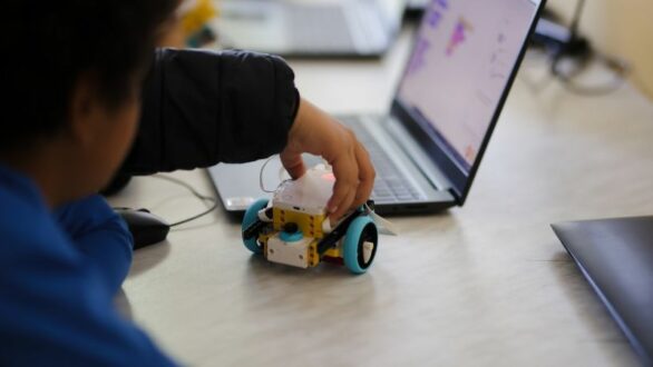 “Μαζί για το Παιδί”: Εμπλουτίστηκε τεχνολογικά η αίθουσα ρομποτικής του 1ου Δημοτικού Σχολείου Σουφλίου