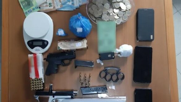 Συνελήφθησαν δυο άτομα για διακίνηση ναρκωτικών στην ΑΜΘ σε αστυνομική επιχείρηση – Κατασχέθηκαν ναρκωτικά, όπλα και χρήματα