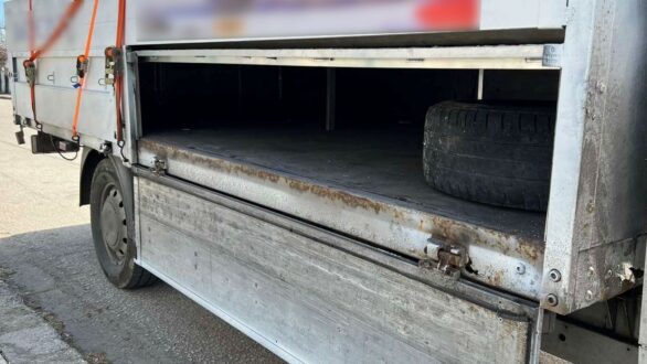 Ορεστιάδα: 10 άτομα έκρυβε διακινητής σε κρύπτη φορτηγού