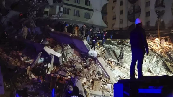 Έχουν ξεπεράσει τους 8.700 οι νεκροί από τον σεισμό σε Τουρκία και Συρία – Σώζουν ζωές οι Έλληνες διασώστες