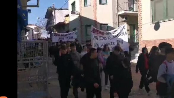 Με εντυπωσιακή συμμετοχή η μαθητική πορεία στο Διδυμότειχο