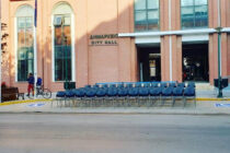 Εξέδρα για ΑμΕΑ μπροστά από το δημαρχείο για την παρέλαση της 25ης Μαρτίου