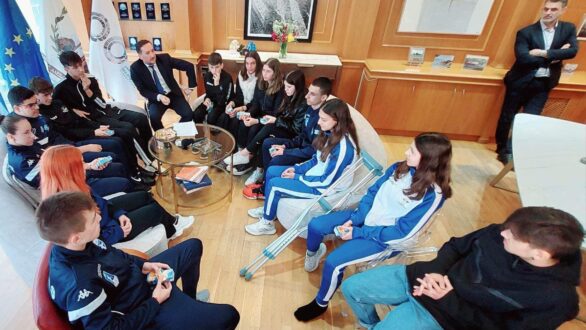 Οι αθλητές και αθλήτριες Tae Kwon Do του Πανελληνίου Πρωταθλήματος Λυκείων στον δήμαρχο Αλεξανδρούπολης