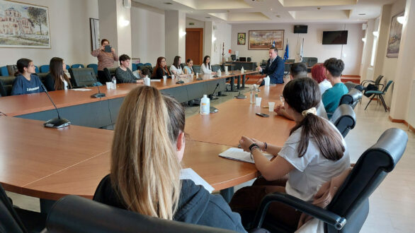 Μαθητές συζητούν για τη βιώσιμη ανάπτυξη στην αίθουσα Δημοτικού Συμβουλίου Αλεξανδρούπολης