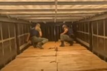 Βίντεο: Η στιγμή που αστυνομικοί εντοπίζουν 8 άτομα σε κρύπτες φορτηγού διακινητή στο Σουφλί