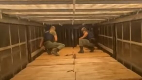 Βίντεο: Η στιγμή που αστυνομικοί εντοπίζουν 8 άτομα σε κρύπτες φορτηγού διακινητή στο Σουφλί