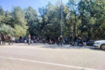 Περίπου 200 άτομα, κυρίως παιδιά, στον κάθετο άξονα της Εγνατίας κοντά στα Μαράσια – Μεγάλη κινητοποίηση για τη μεταφορά τους στις προσφυγικές δομές του Έβρου