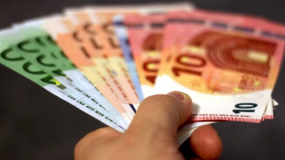Αυξάνεται στα 830 ευρώ ο κατώτατος μισθός από την 1η Απριλίου ανακοίνωσε ο πρωθυπουργός
