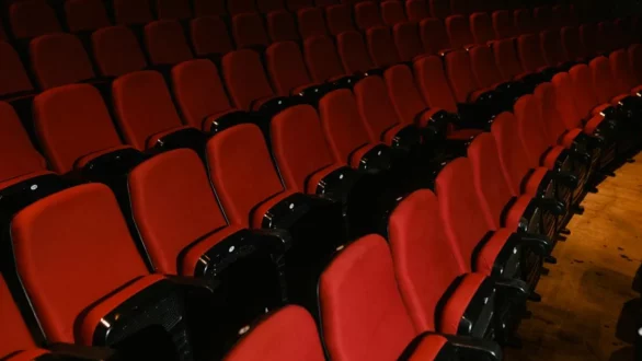 ΔΥΠΑ: Δωρεάν εισιτήρια για θέατρο και κινηματογράφο – Οι δικαιούχοι