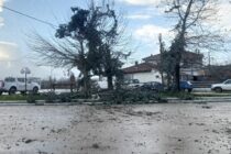 Ανεμοστρόβιλος χτύπησε τα ξημερώματα το Αμόριο – Εκτεταμένες ζημιές σε δεκάδες κτήρια