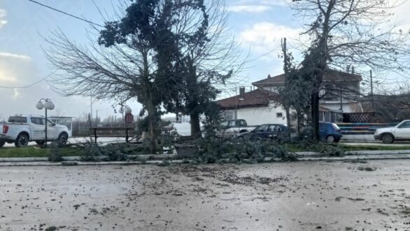 Ανεμοστρόβιλος χτύπησε τα ξημερώματα το Αμόριο – Εκτεταμένες ζημιές σε δεκάδες κτήρια