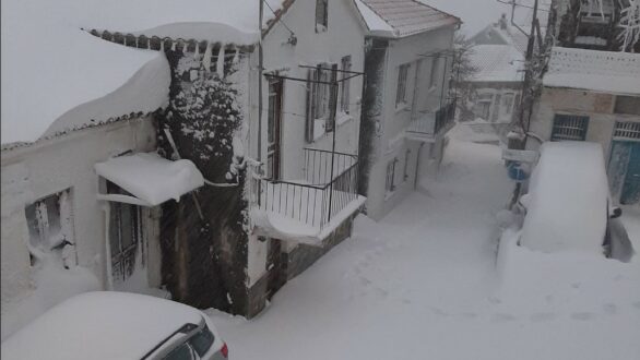 Σφοδρός ο χιονιάς στην Σαμοθράκη – Συνεχείς οι προσπάθειες του Δήμου για αντιμετώπιση των προβλημάτων