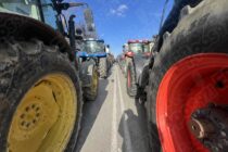 Τρακτέρ στο αεροδρόμιο κατεβάζουν οι αγρότες για να υποδεχτούν τον πρωθυπουργό