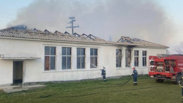 Φωτιά κατέστρεψε το κτήριο του παλιού Δημοτικού Σχολείου Θυμαριάς