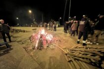 Παραμένουν στο μπλόκο των Καστανεών οι αγρότες – “Συνεχίζουμε με το βλέμμα στη Σύνοδο Κορυφής”