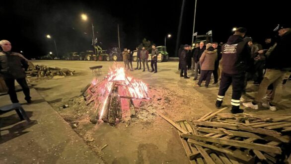 Παραμένουν στο μπλόκο των Καστανεών οι αγρότες – “Συνεχίζουμε με το βλέμμα στη Σύνοδο Κορυφής”