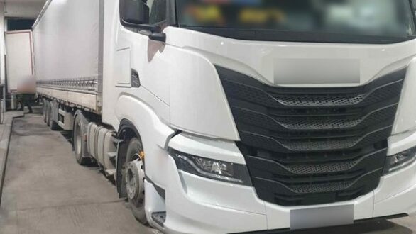 Φορτηγό διακινητή με 14 άτομα “πιάστηκε” στο Τελωνείο Κήπων