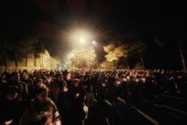 Ορεστιάδα: Εκατοντάδες πολίτες ένωσαν τις ψυχές τους στις 23:21 μπροστά στον ερημωμένο σταθμό των τρένων