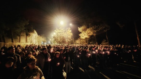 Ορεστιάδα: Εκατοντάδες πολίτες ένωσαν τις ψυχές τους στις 23:21 μπροστά στον ερημωμένο σταθμό των τρένων
