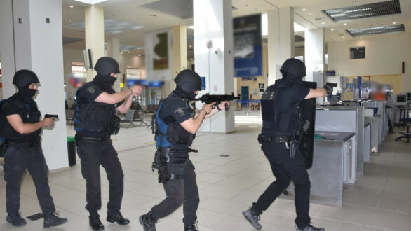 Ύποπτες αποσκευές, ομηρία, υπερπτήση: Με επιτυχία η άσκηση της ΕΛ.ΑΣ. στο Αεροδρόμιο “Δημόκριτος”