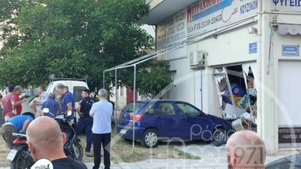 Τροχαίο στην Κομοτηνή: Αυτοκίνητο χτύπησε ντελιβερά και κατέληξε σε τζαμαρία