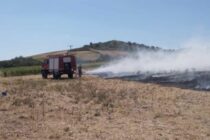 Σβήστηκε φωτιά σε χωράφι στο Δίλοφο κοντά σε κατοικίες