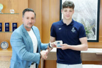 Ο Πρωταθλητής Ευρώπης Ευάγγελος Εφραίμ Ντούμας στον δήμαρχο Αλεξανδρούπολης λίγο πριν την αναχώρησή του για τους Ολυμπιακούς Αγώνες στο Παρίσι 