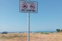Πινακίδες “No camping” τοποθετούν Δήμος Αλεξανδρούπολης και τμήμα τροχαίας σε παραλίες