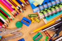 Αλεξανδρούπολη: Δεν πετώ… χαρίζω σχολικά είδη