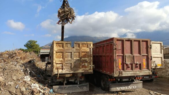 Απομάκρυνση απορριμμάτων από παράνομες εναποθέσεις στη Σαμοθράκη