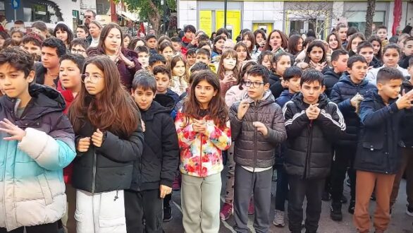 “Κανένας μόνος”: Μαθητές 14 σχολείων του Δήμου Αλεξανδρούπολης τραγούδησαν στη νοηματική για την Ημέρα Ατόμων με Αναπηρία