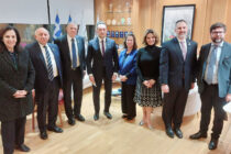 Το διοικητικό συμβούλιο της Παγκόσμιας Διακοινοβουλευτικής Ένωσης Ελληνισμού (Πα.Δ.Ε.Ε.) στον Δήμαρχο Αλεξανδρούπολης