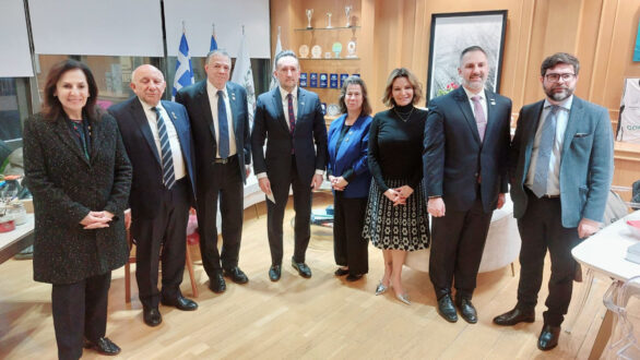 Το διοικητικό συμβούλιο της Παγκόσμιας Διακοινοβουλευτικής Ένωσης Ελληνισμού (Πα.Δ.Ε.Ε.) στον Δήμαρχο Αλεξανδρούπολης